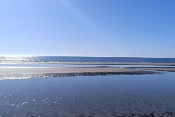 Ruhige Sandbanklandschaft am Meer als Sinnbild für inneren Raum und bewusste Selbstwahrnehmung.