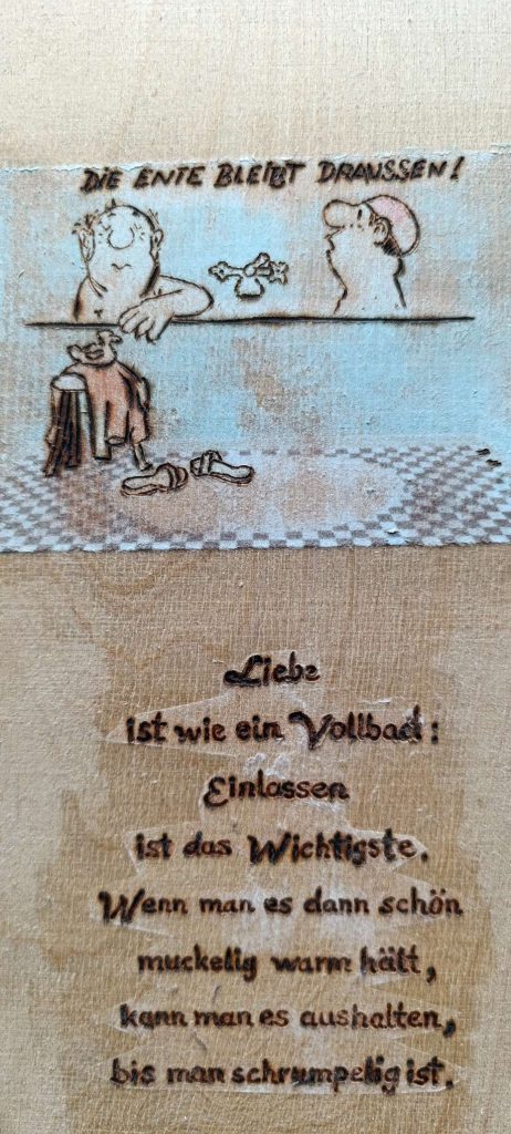Holztafel mit einem Loriot-Zitat – Humor als regulierendes Element im Alltag