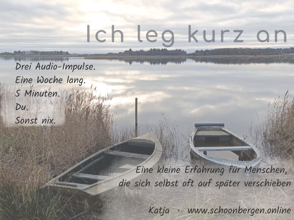 Zwei Boote am Ufer des Stadil Fjords in Dänemark mit dem Schriftzug „Ich leg kurz an“