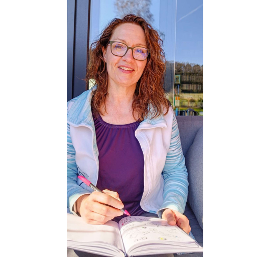 Katja Schoonbergen beim Sketchen und Schreiben – so wie sie am liebsten reflektiert.