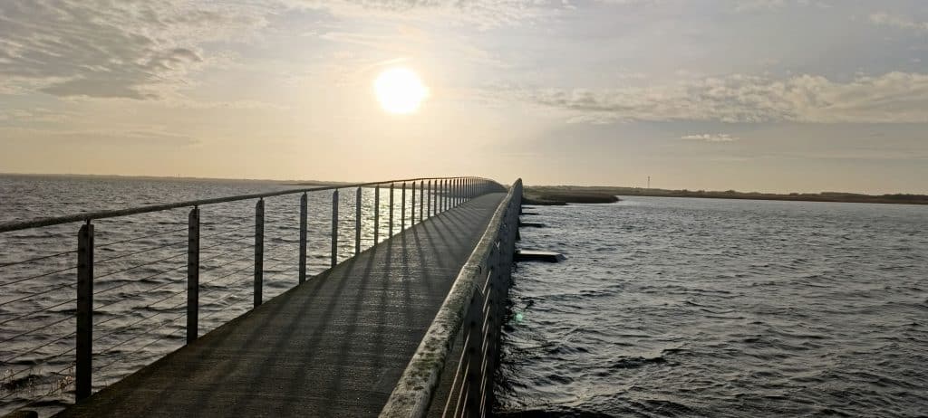 Brücke Bagges Daemning am Ringkobing Fjord im Sonnenuntergang