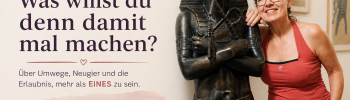 Einladung zur Blogparade „Was willst du denn damit mal machen?“ – Katja Schoonbergen neben einer lebensgroßen Anubis-Figur als Symbol für ungewöhnliche Lebenswege und berufliche Neuorientierung.