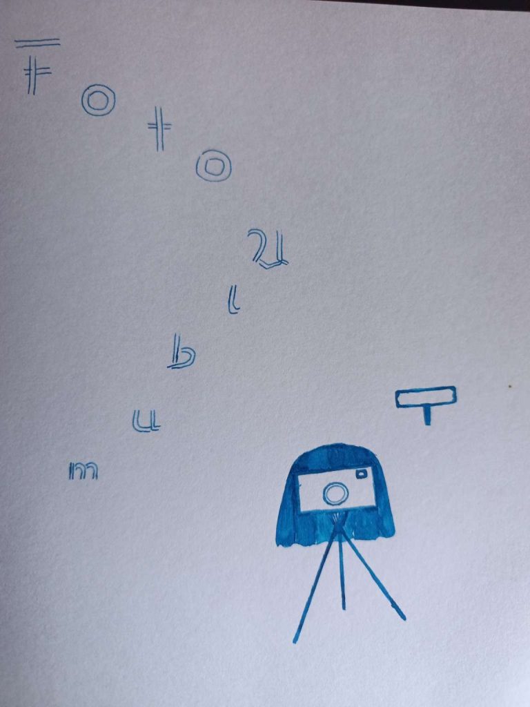 Handgezeichnetes Deckblatt eines Fotoalbums aus den 1980er-Jahren mit Kamera auf Stativ und gezeichneten Symbolen in blauer Tinte.