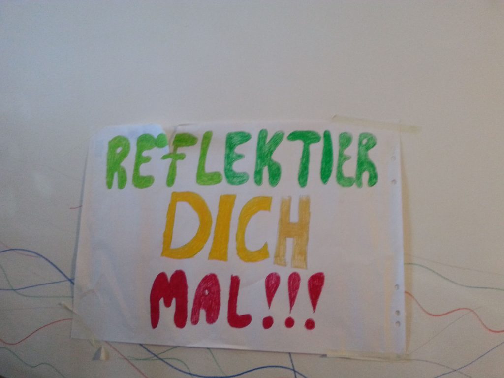 Selbstgemaltes Plakat im Schulflur der Fachschule für Sozialpädagogik: Refllektier dich mal !!!
