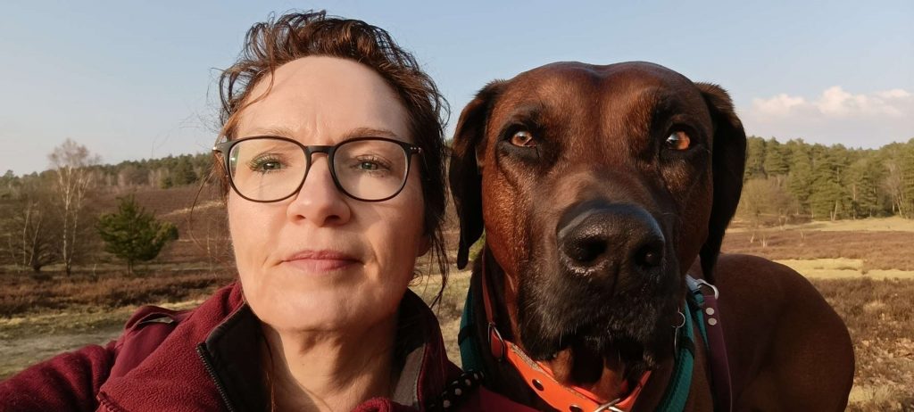 Portrait von Katja und Katja mit ihrem Rhodesian Ridgeback Floyd auf einem Herbstspaziergang durch die Lüneburger Heide.